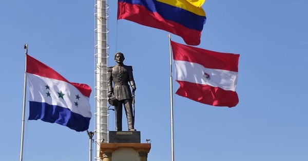 Bandera de Colombia ondea en rotonda de Coronel Oviedo