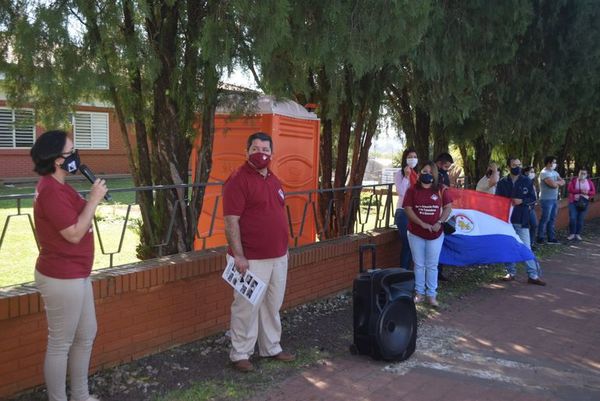 Docentes asegurados exigen atención del IPS - Nacionales - ABC Color