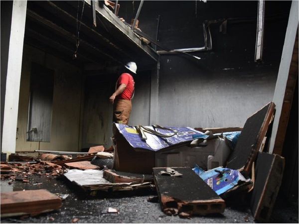 Bomberos controlan incendio de paseo en barrio San Vicente