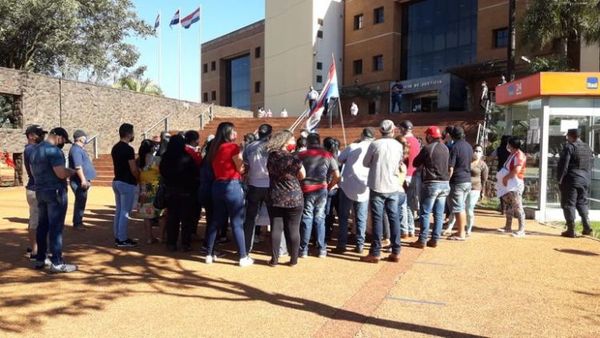 Familiares de guardiacárceles procesados por fuga se manifiestan en Pedro Juan Caballero