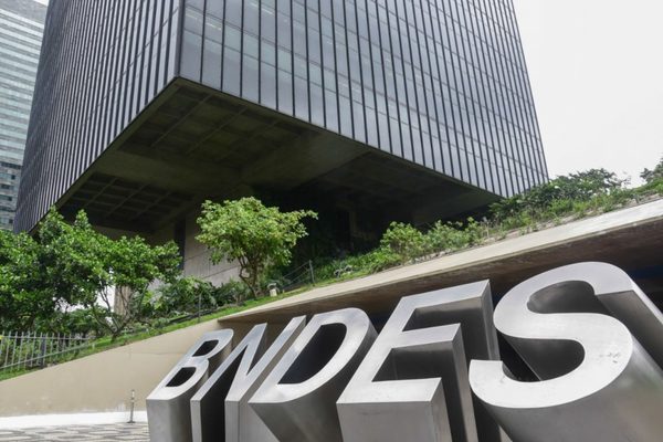 Banco de desarrollo de Brasil reanudaría venta de activos