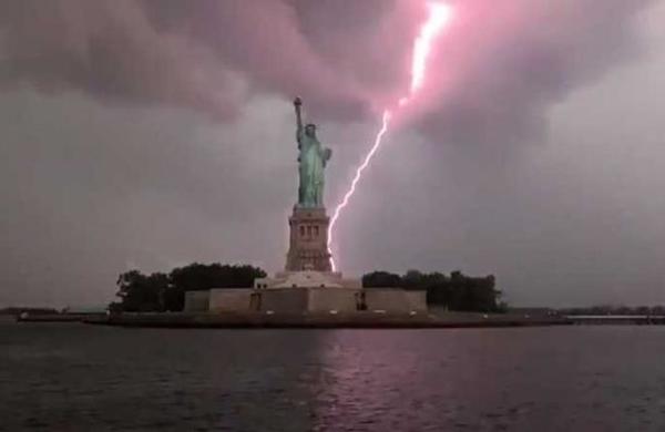 El momento exacto en que la Estatua de la Libertad es alcanzada por un rayo - C9N