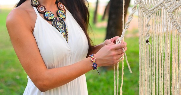 De promotora a artesana: joven se reinventa a través del arte del macramé
