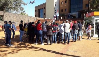 Familiares de guardiacárceles detenidos por fuga exigieron su libertad