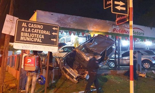 Joven es hospitalizado tras volcar aparatosamente el automóvil que conducía – Diario TNPRESS