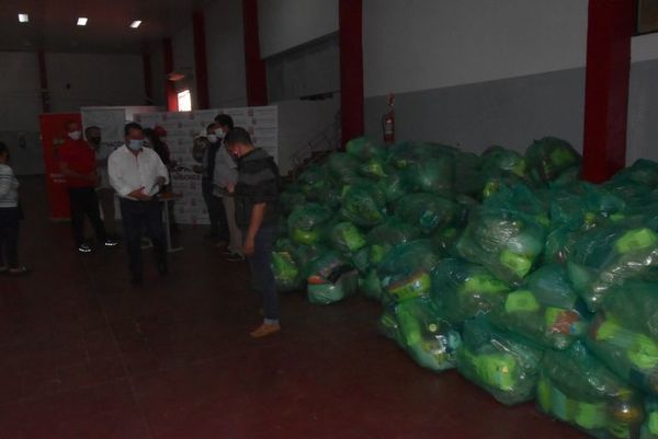 Pescadores de Ayolas reciben kits de alimentos - Nacionales - ABC Color