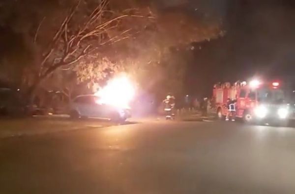 Incendian vehículo en la vía pública de Pedro Juan Caballero