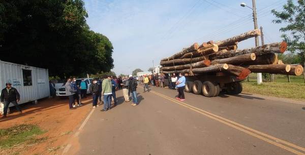 San Alfredo: funcionarios de MADES retienen carga de rollos de madera y población se manifiesta, hasta lograr la liberación | Radio Regional 660 AM