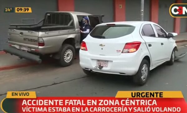 Hombre sale despedido de carrocería y muere tras choque