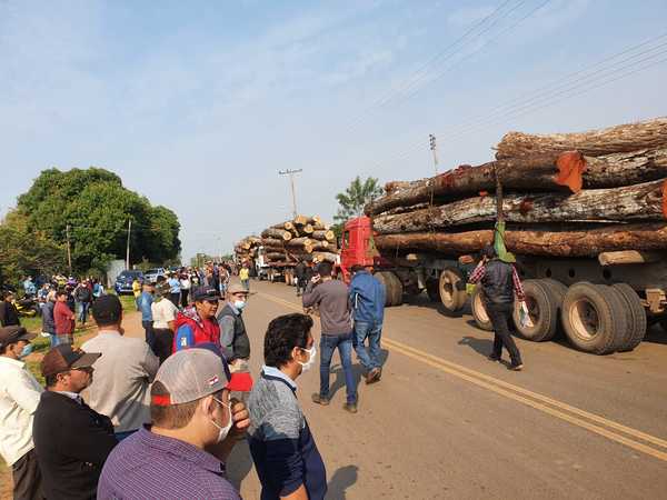 Liberan camiones con rollos en San Alfredo