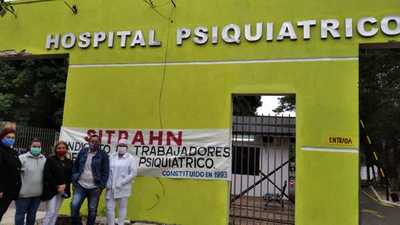 Funcionarios del Hospital Psiquiátrico se manifiestan exigiendo el pago de la gratificación salarial » Ñanduti