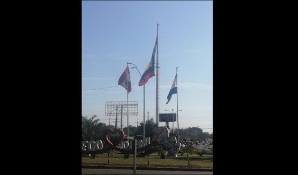 Bandera de Colombia izada en Coronel Oviedo desata polémica - ADN Paraguayo