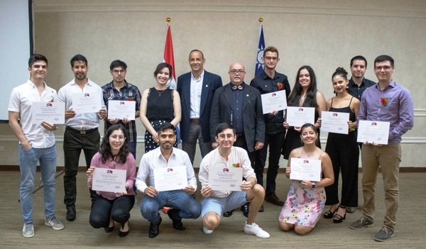 Becarios paraguayos en Taiwán recibieron sus títulos en acto de graduación realizado en Taipei - ADN Paraguayo