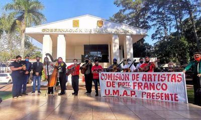 Al son de la música paraguaya piden asistencia