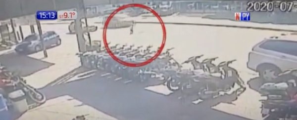 Niño corre tras globo en la transitada avenida Acceso Sur | Noticias Paraguay