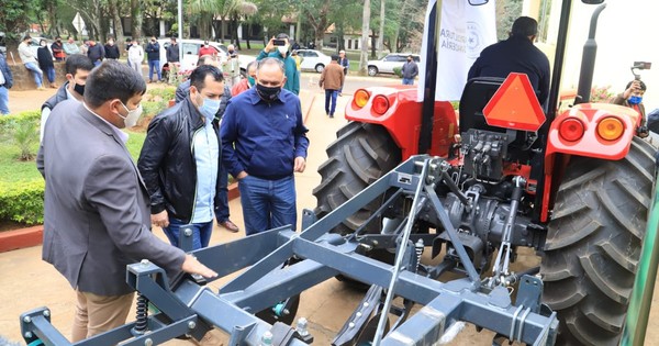 Itaipú entrega dos tractores para fortalecer agricultura familiar en Caazapá