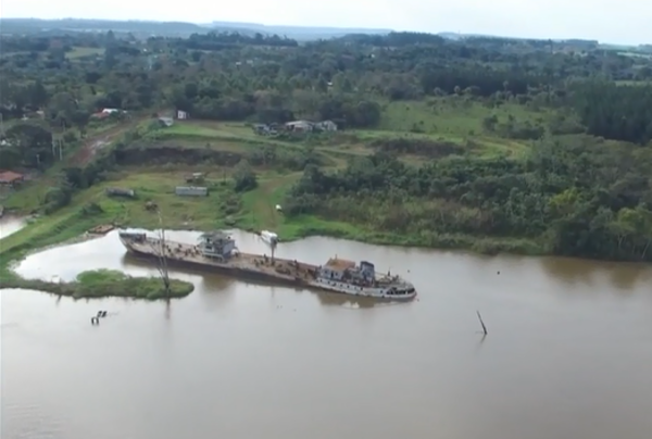 Buque varado con aceite vegetal en Itapúa pone en riesgo al río Paraná