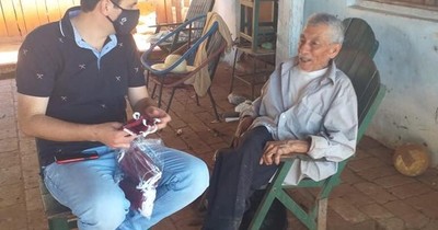 Intendente de Santa Elena entregó tapabocas a todos los pobladores