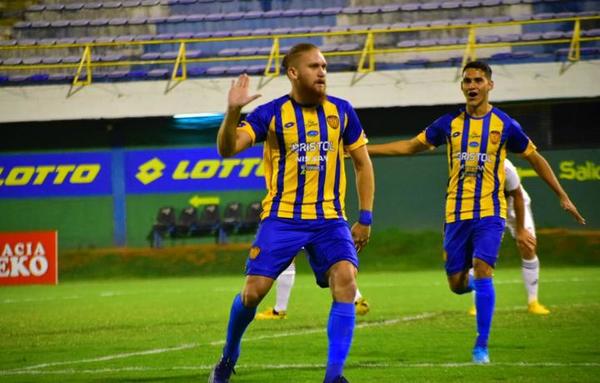 El mano a mano de Ondina y el goleador de Luqueño, Isidro Pitta