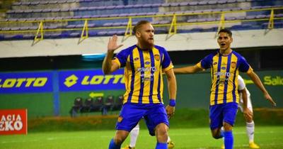 El mano a mano de Ondina y el goleador de Luqueño, Isidro Pitta