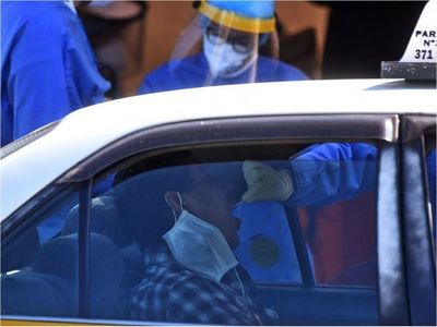Ministro dispara contra burocracia por lentitud en compras de Salud