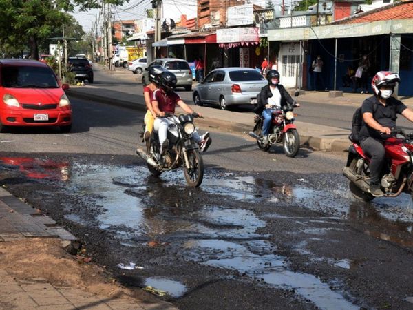 Baches profundos y agua servida no dan tregua a las calles de Asunción