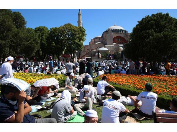 Rezo musulmán en Santa Sofía reúne a miles de  personas