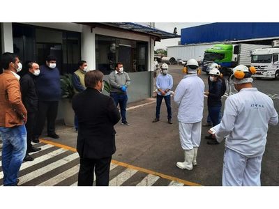 Instan a cesar  frigorífico tras 80 positivos
