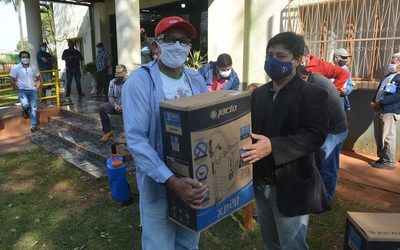 Entregan mochilas pulverizadores a productores de Yguazú