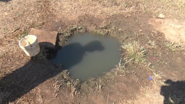 En la aldea de Campo Aroma las familias beben agua de un pozo