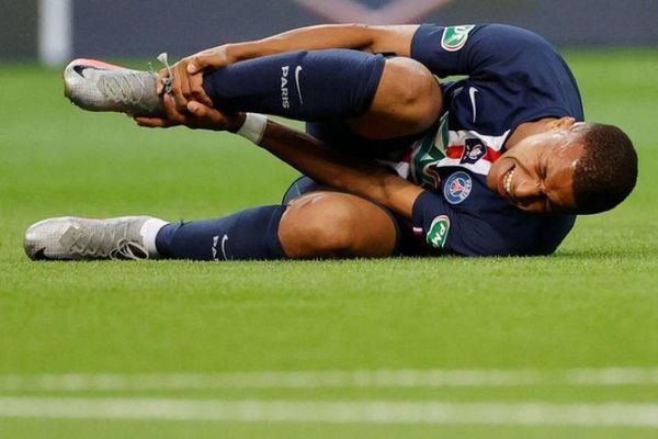 PSG dice que Mbappé sufrió esguince de tobillo grave en final de Copa Francia