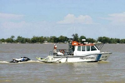 Dos personas ho’a de canoa ha okañy ríope | Crónica