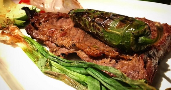 Costilla con hoja de banana a la parrilla, una opción diferente