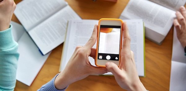 Un solo celular con cuatro hijos que “estudiar” | Crónica
