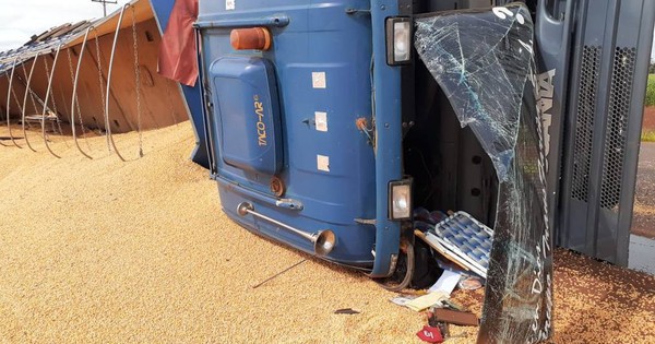 Vuelco de camión deja solo daños materiales