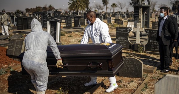 El coronavirus modifica los ritos funerarios en Sudáfrica