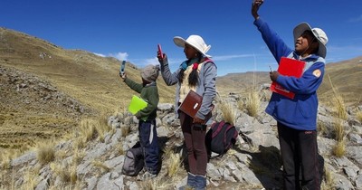 Alumnos andinos peruanos suben a un cerro para clases virtuales