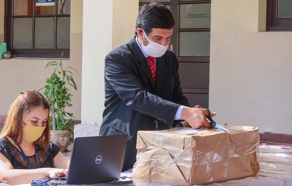 Más de 200 empresas trabajarán en la provisión de batas para Salud