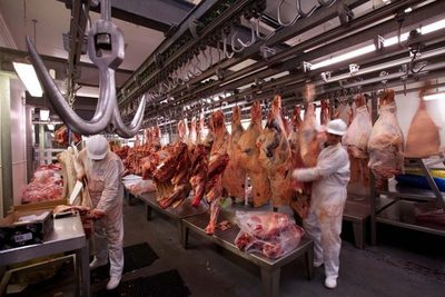 Científicos descubren que el Covid se transmitió a 8 metros de distancia en una planta procesadora de carne - ADN Paraguayo