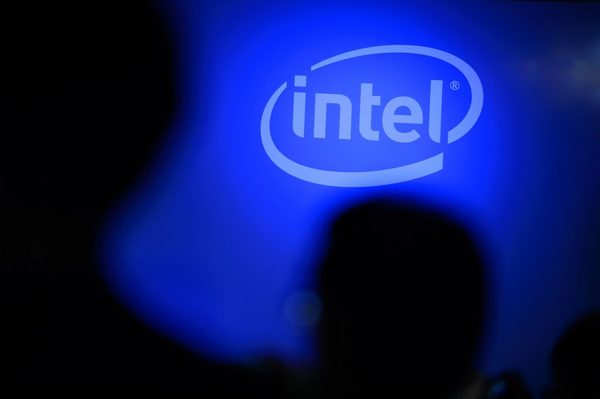 Intel considera no fabricar chips y sus acciones caen