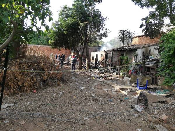 Explosión e incendio en inquilinato incinera a una mujer y a su hijo de 14 años - ADN Paraguayo