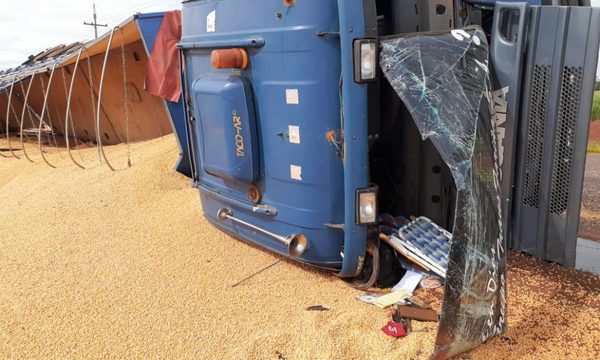 Camión cargado con maíz vuelca en Santa Rita