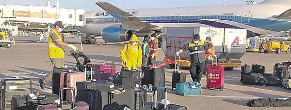 Siguen llegando compatriotas en vuelos humanitarios - Nacionales - ABC Color