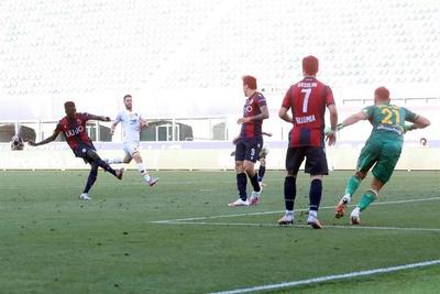 Bologna, con Santander en cancha, deja a Lecce al borde del descenso