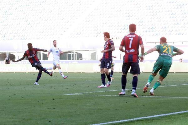 Bologna, con Santander en cancha, deja a Lecce al borde del descenso
