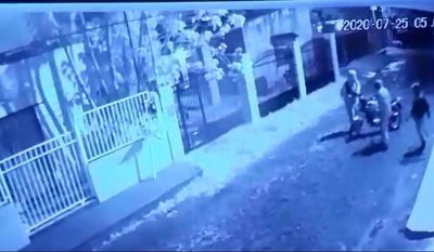 Cámara capta momento de hurto de dos motocicletas