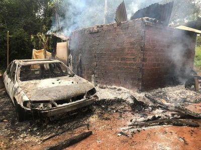Fuego consume una vivienda y un automóvil - ABC en el Este - ABC Color