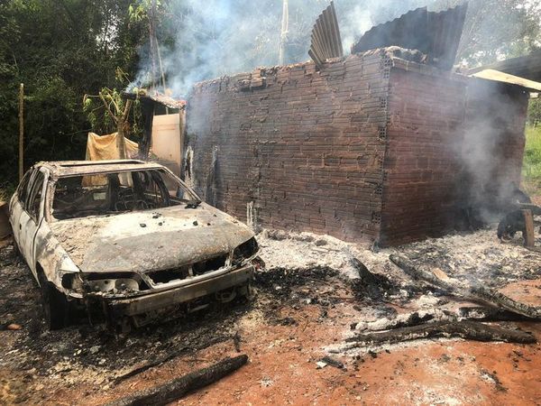 Fuego consume una vivienda y un automóvil - ABC en el Este - ABC Color