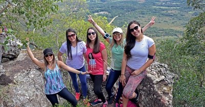 Turismo interno se reactiva: visitantes escalaron el Cerro Hû en modo COVID