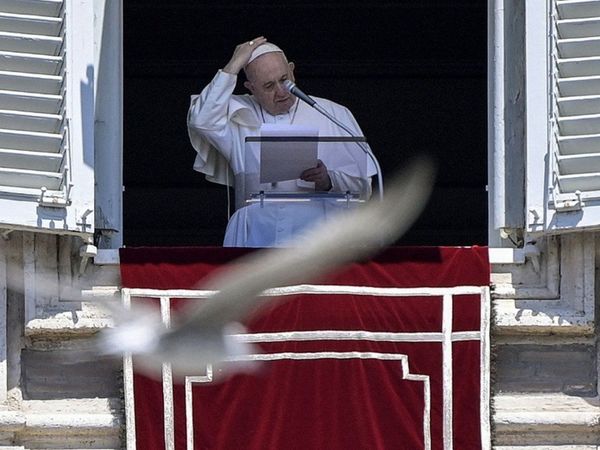 El Papa invita a jóvenes a prestar atención a ancianos